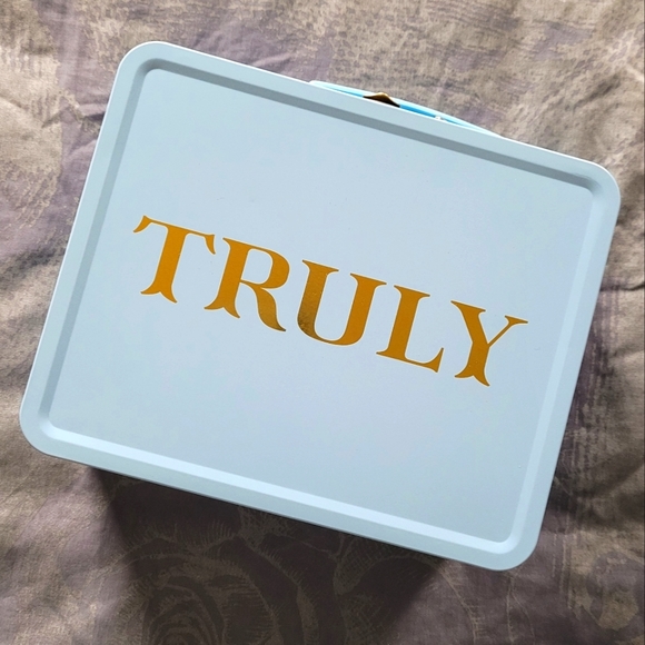 ⭐️Tin Lunch Box⭐️ - Picture 1 of 3